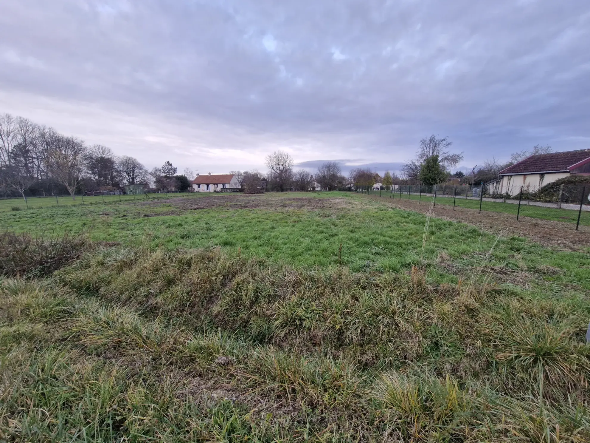 Terrain constructible de 1953 m² proche de Vendôme – Secteur calme