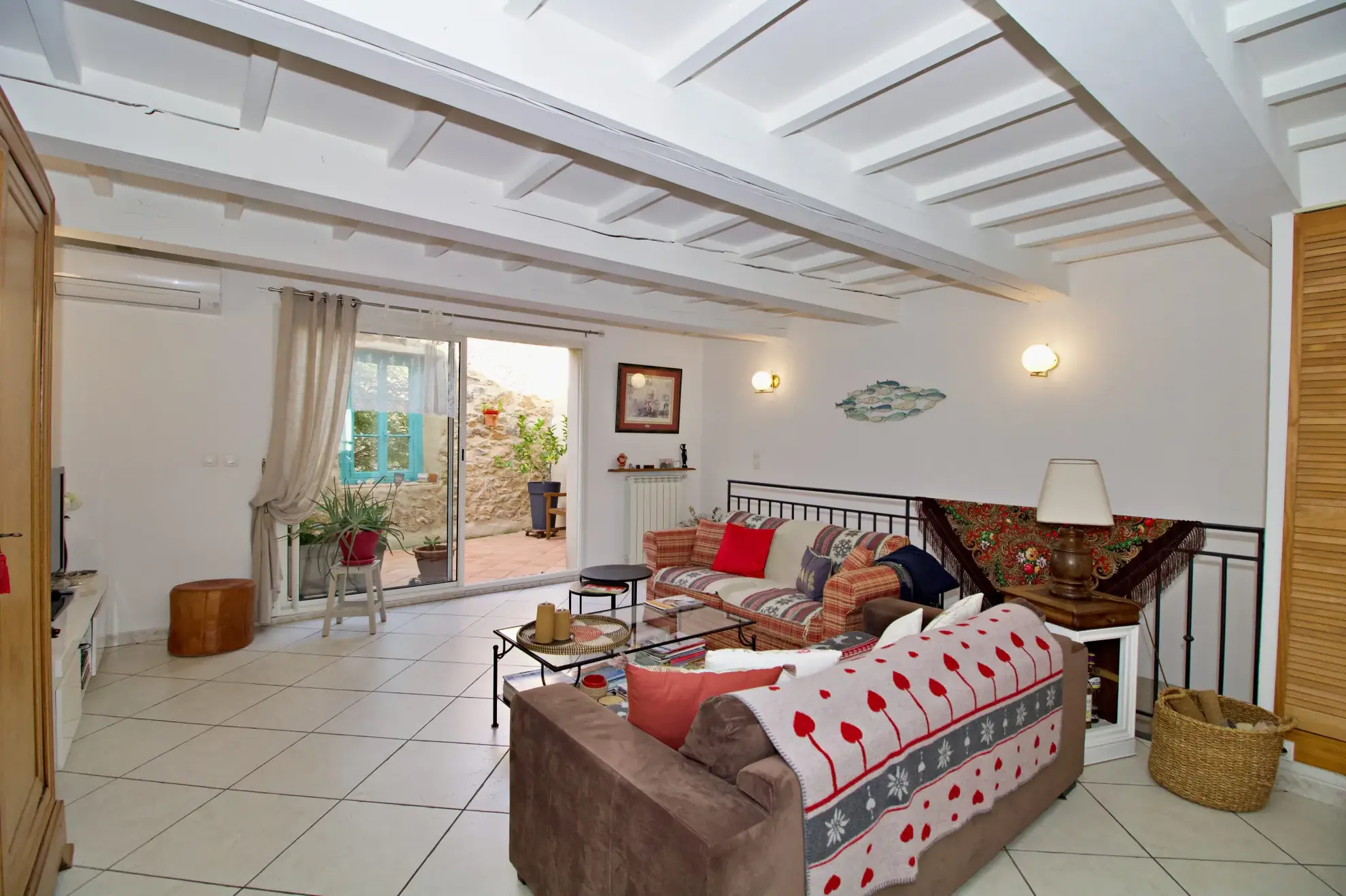 Maison de village rénovée avec terrasse ensoleillée et double garage à Tourouzelle 