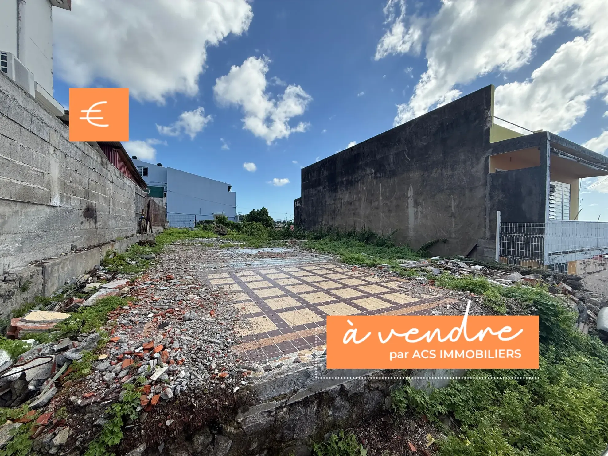 Terrain constructible à vendre à Fort-de-France avec vue baie - 330 m²