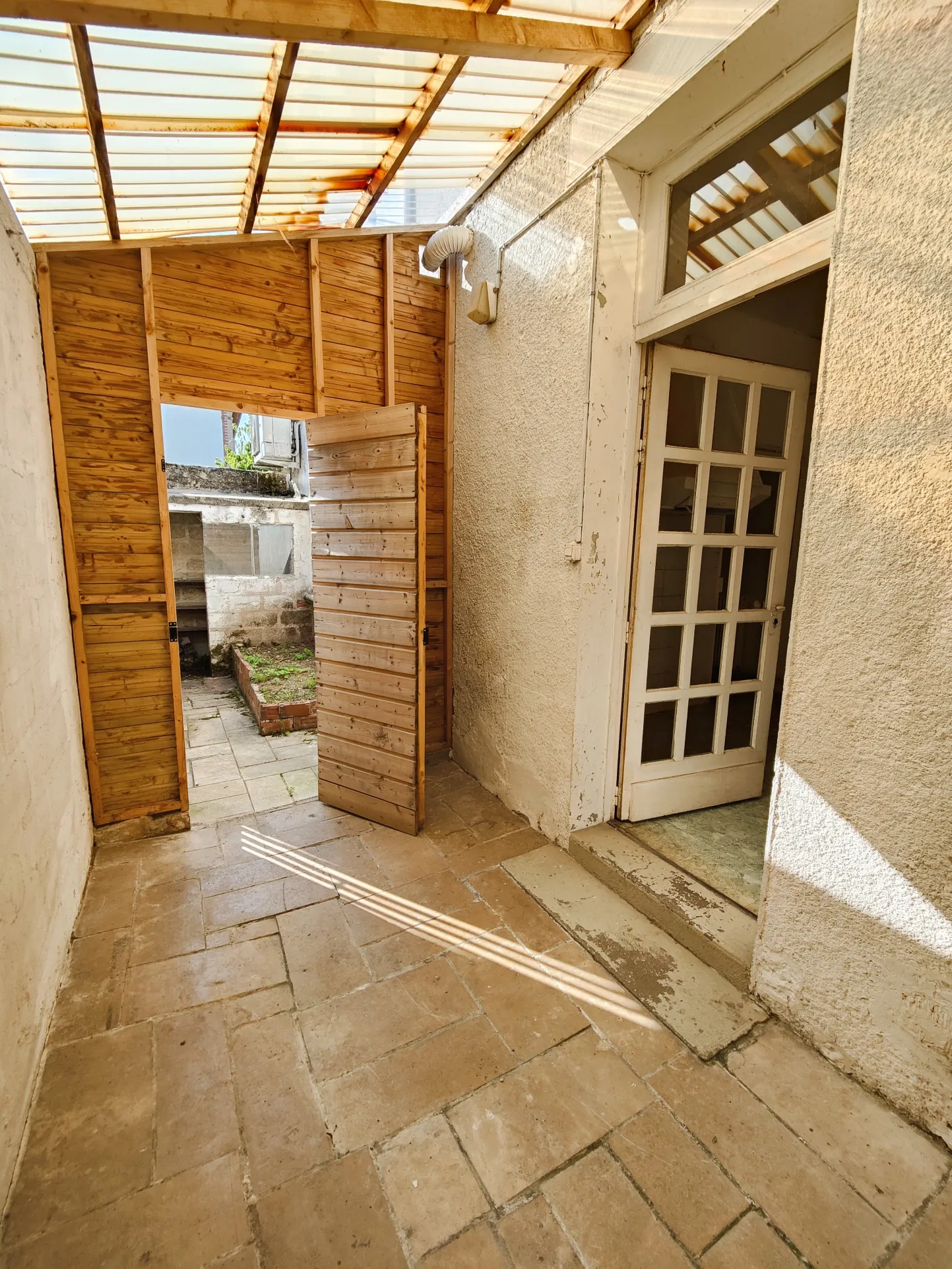 Maison avec local commercial loué à Migennes, opération rentable et confortable 