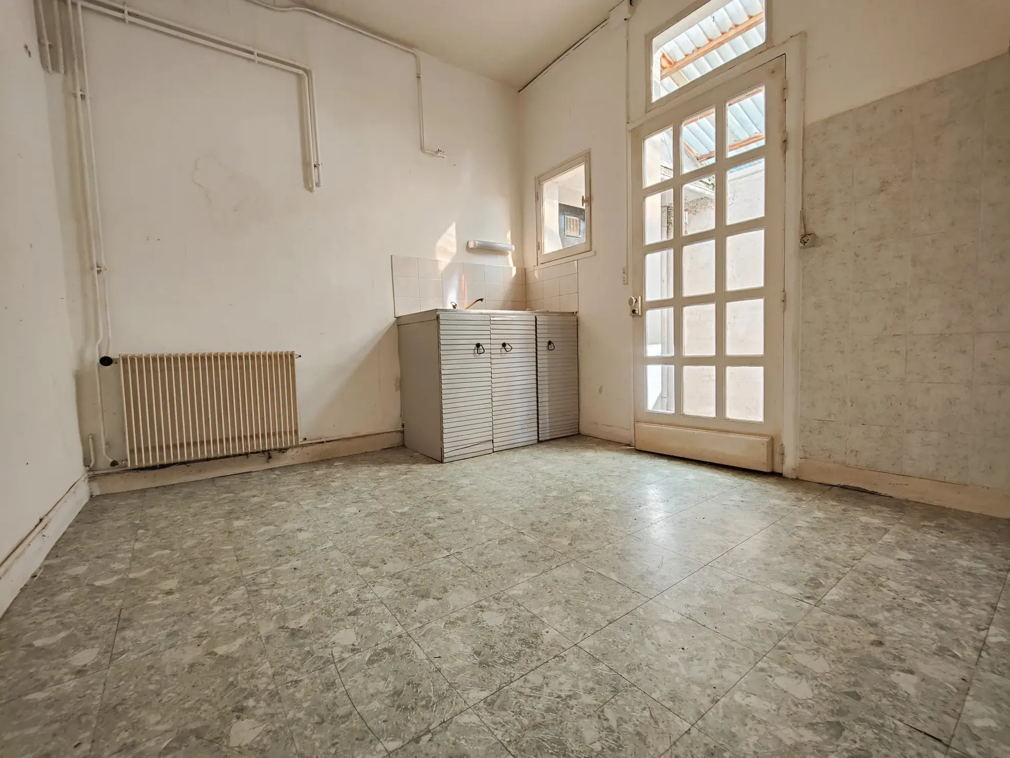 Maison avec local commercial loué à Migennes, opération rentable et confortable 