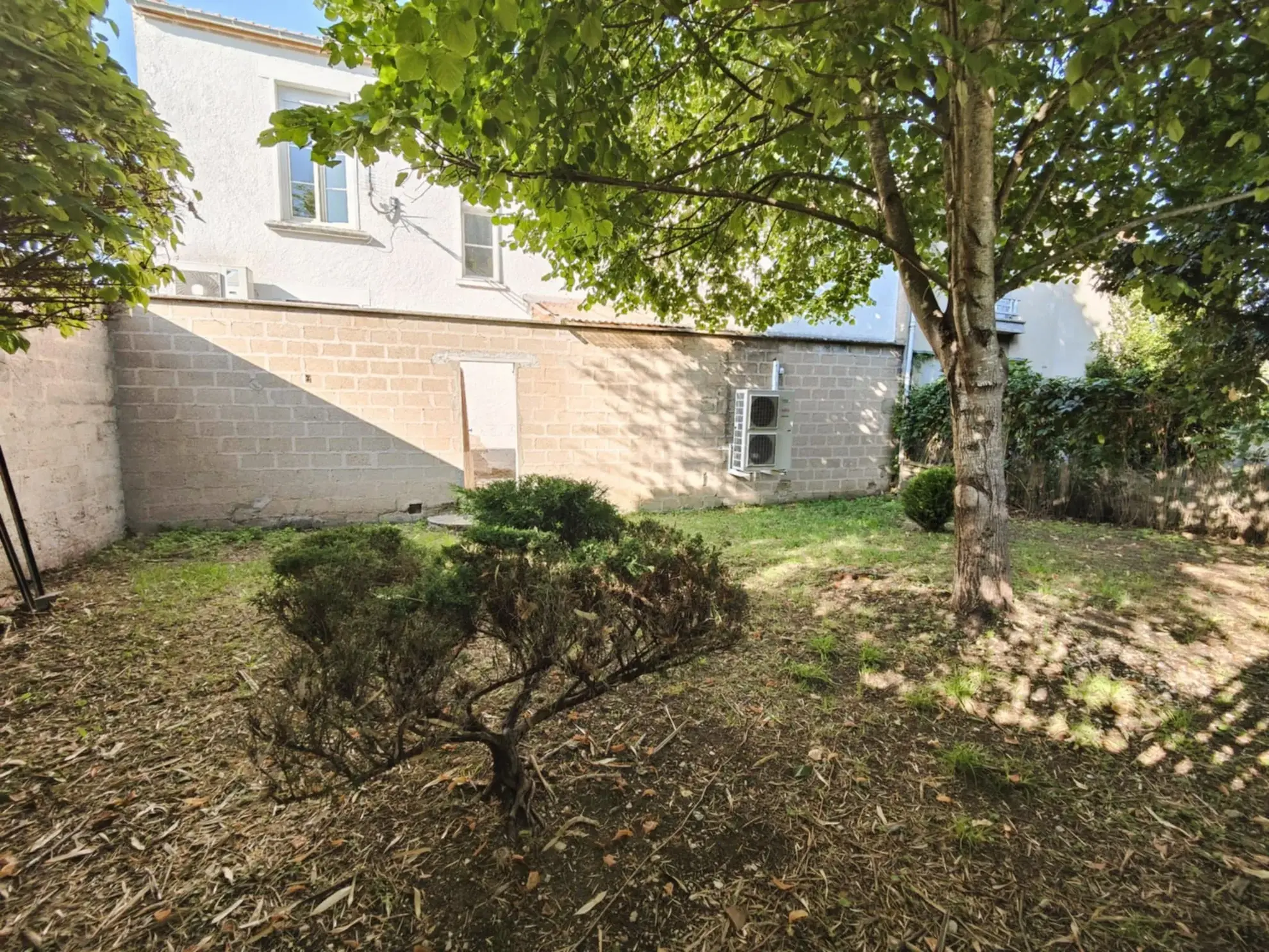 Maison avec local commercial loué à Migennes, opération rentable et confortable 