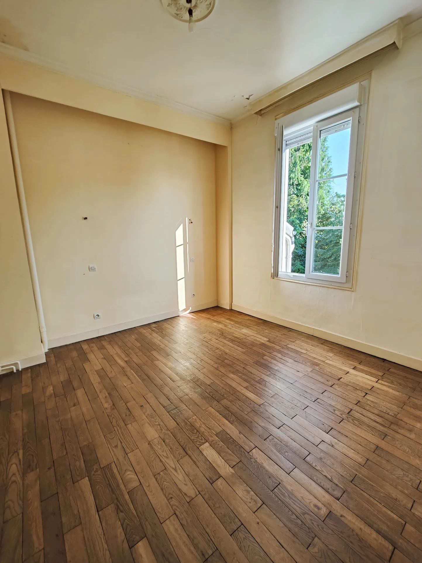 Maison avec local commercial loué à Migennes, opération rentable et confortable 