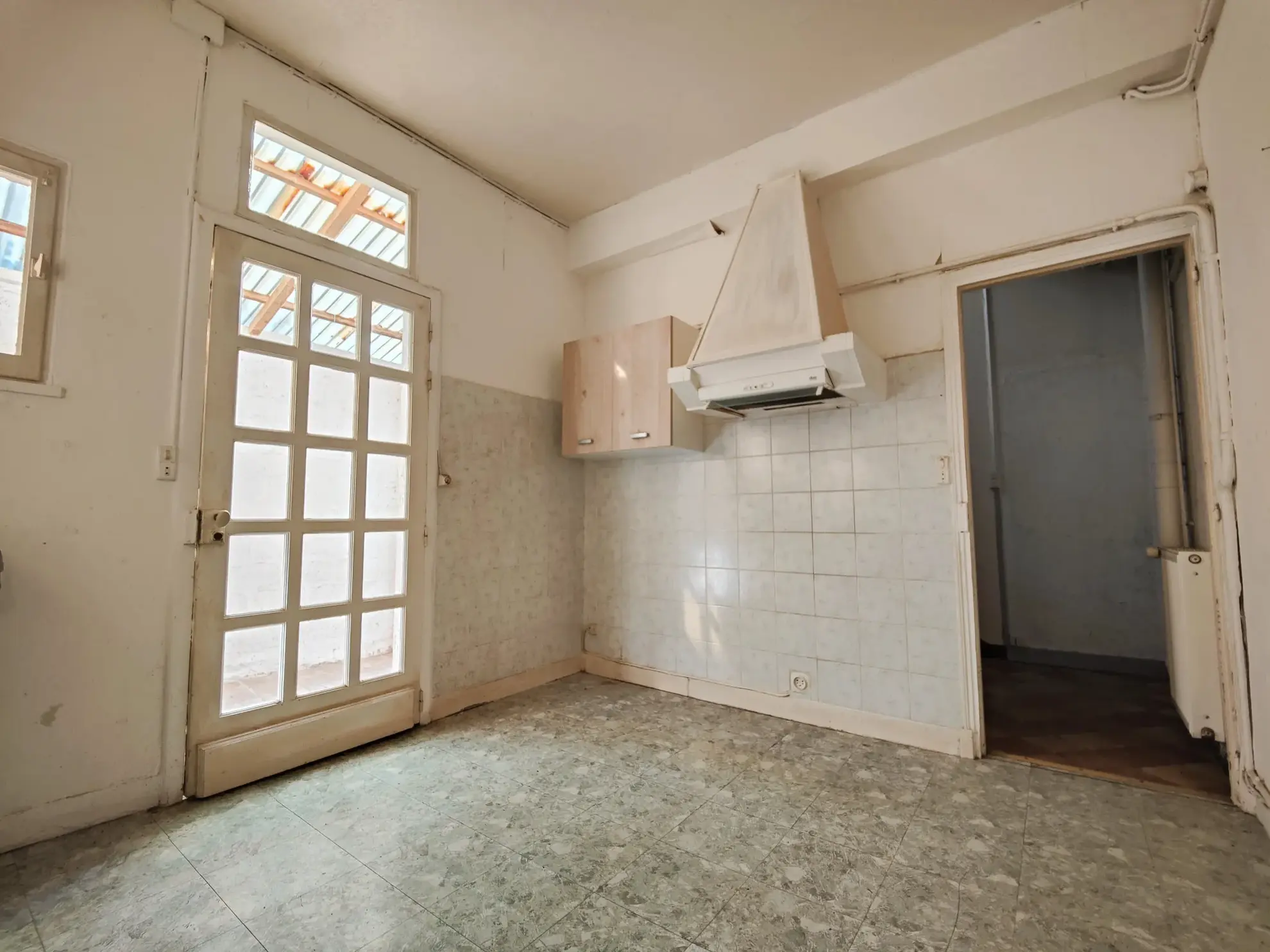 Maison avec local commercial loué à Migennes, opération rentable et confortable 