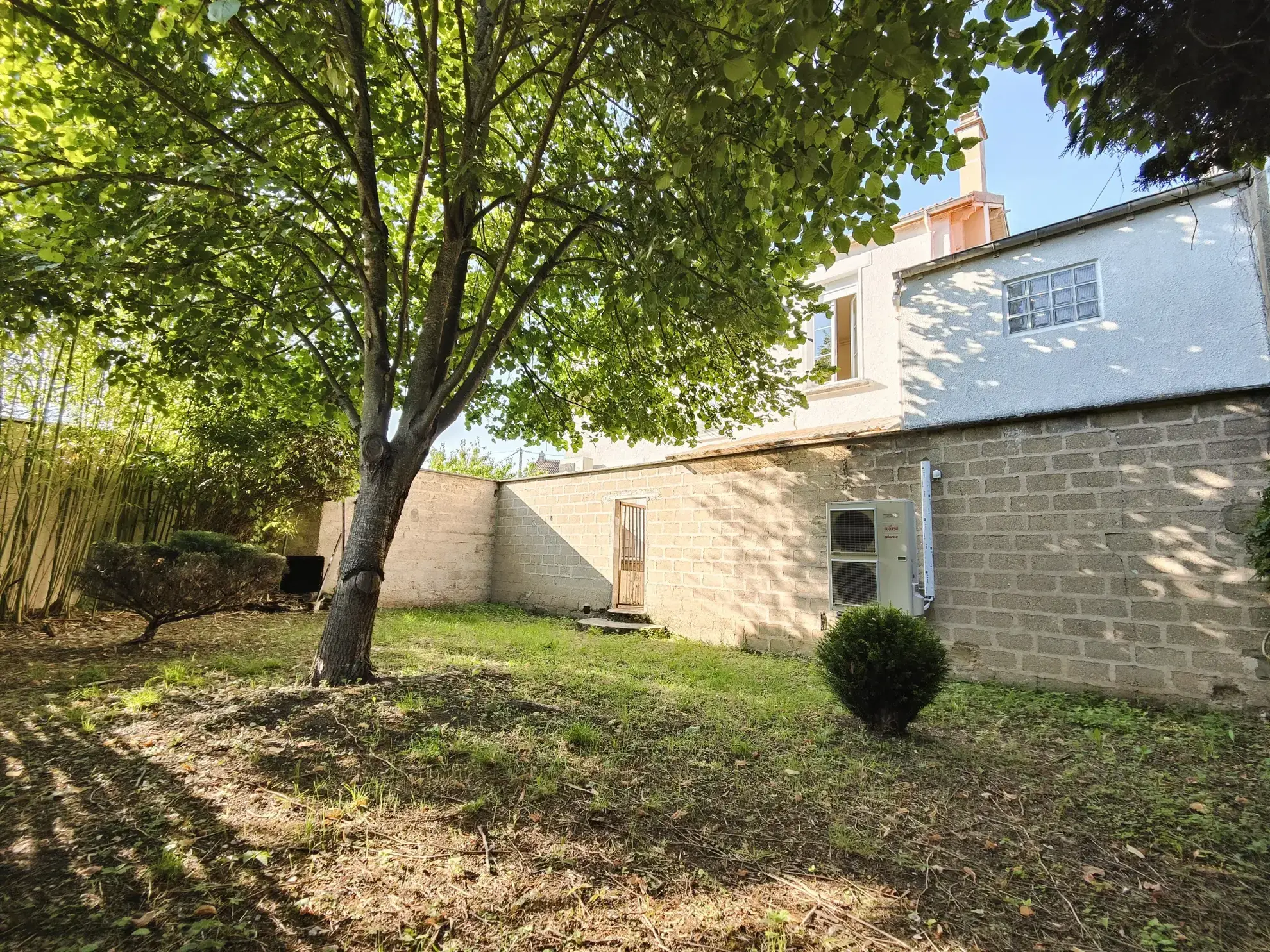 Maison avec local commercial loué à Migennes, opération rentable et confortable