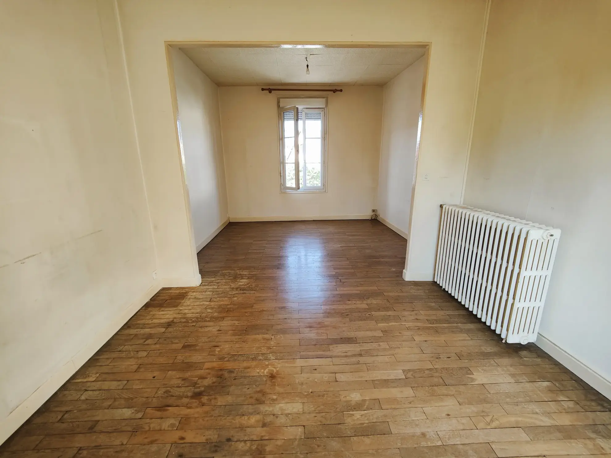 Maison avec local commercial loué à Migennes, opération rentable et confortable 