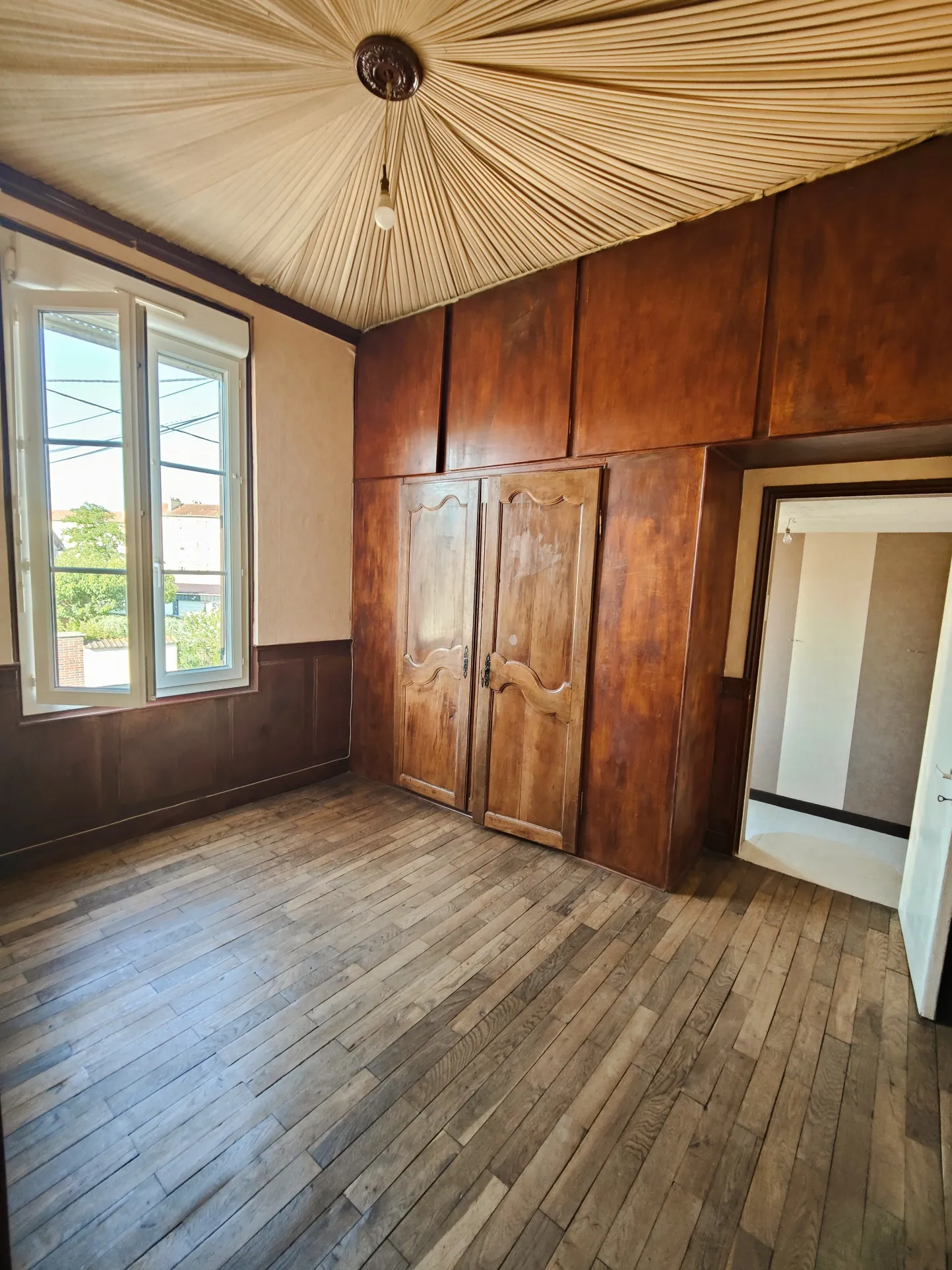 Maison avec local commercial loué à Migennes, opération rentable et confortable 