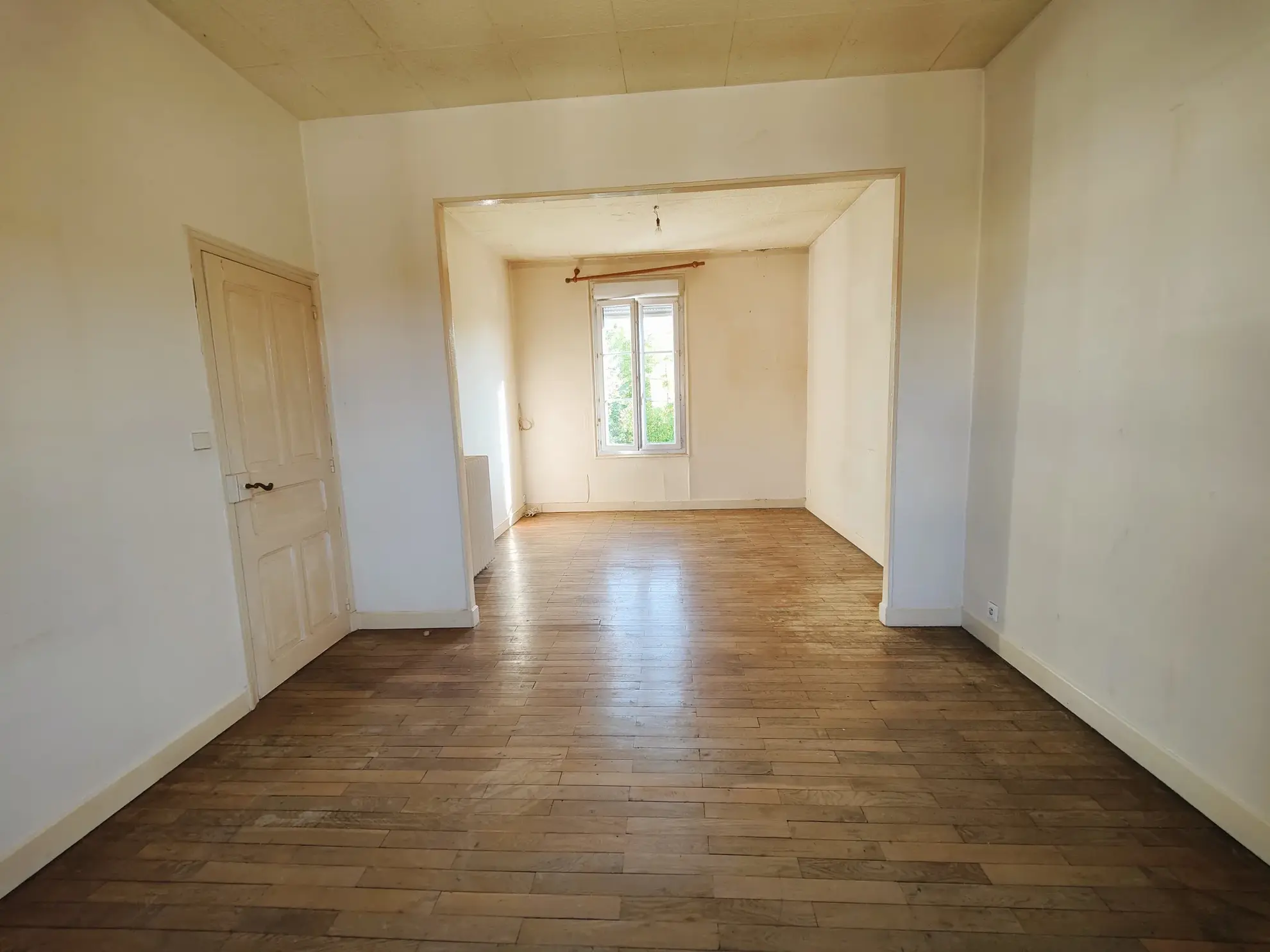 Maison avec local commercial loué à Migennes, opération rentable et confortable 