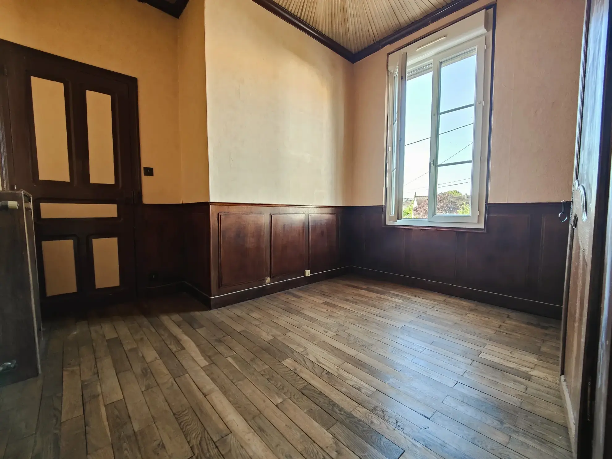 Maison avec local commercial loué à Migennes, opération rentable et confortable 