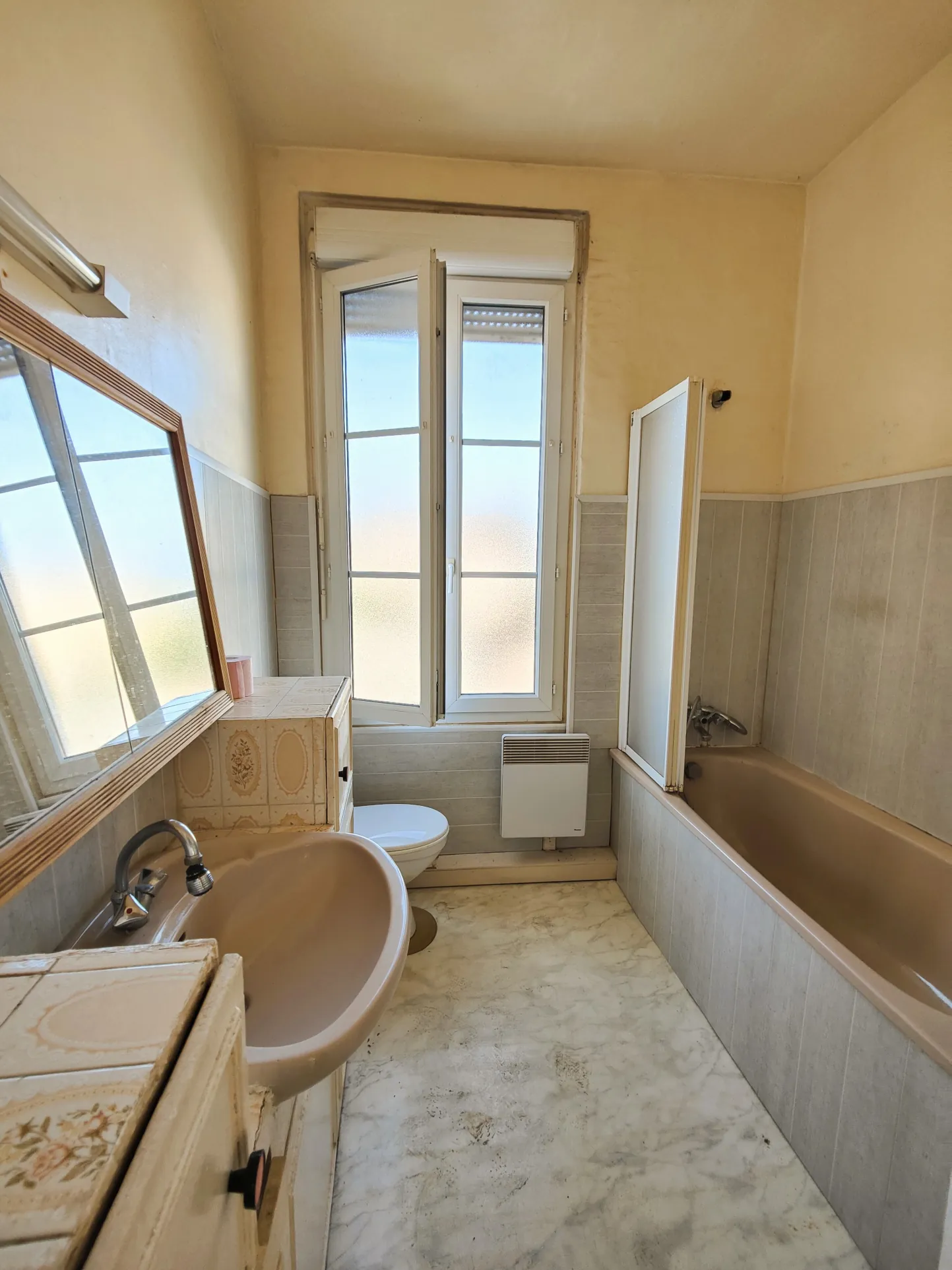 Maison avec local commercial loué à Migennes, opération rentable et confortable 