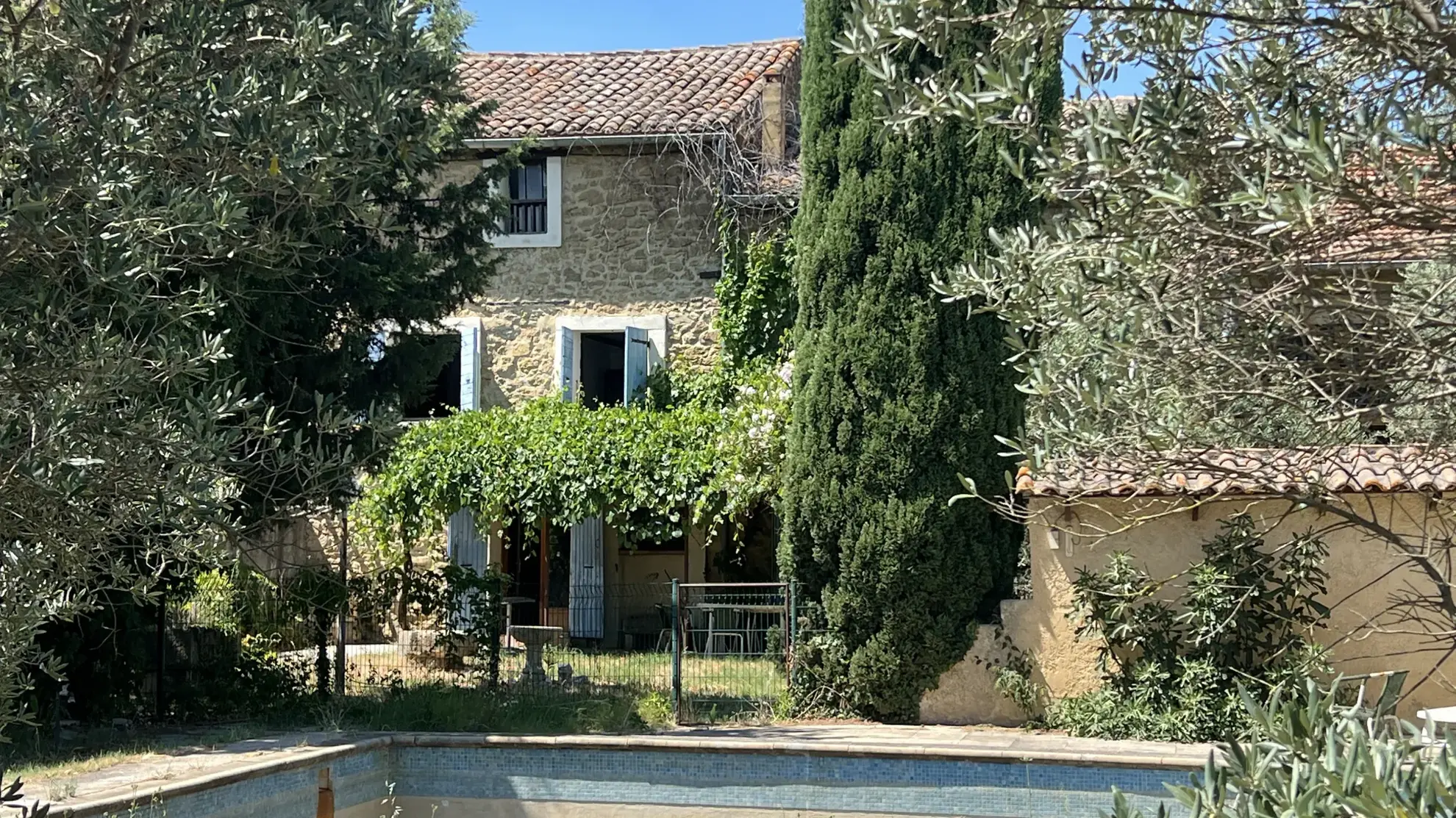 Mas à rénover avec piscine et garage à Bédarrides - Opportunité rare