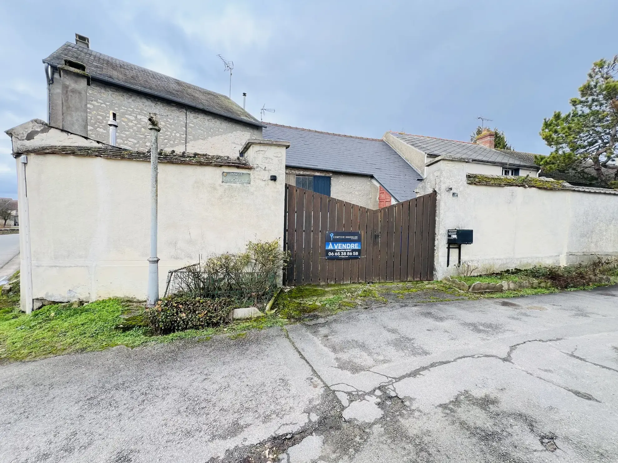 Maison à rénover à Auneau de 89 m² avec cour et grange 