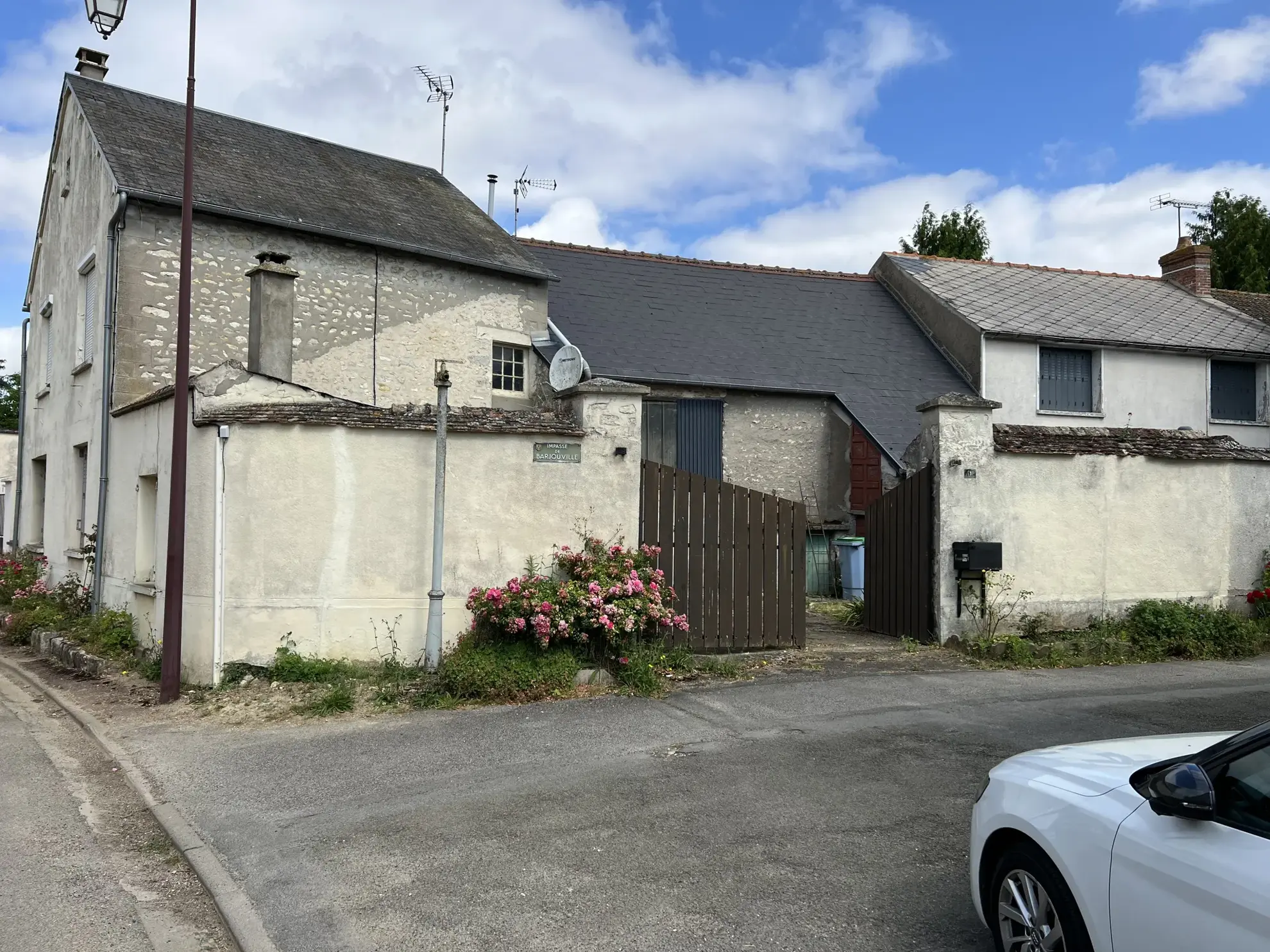Maison à rénover à Auneau de 89 m² avec cour et grange 