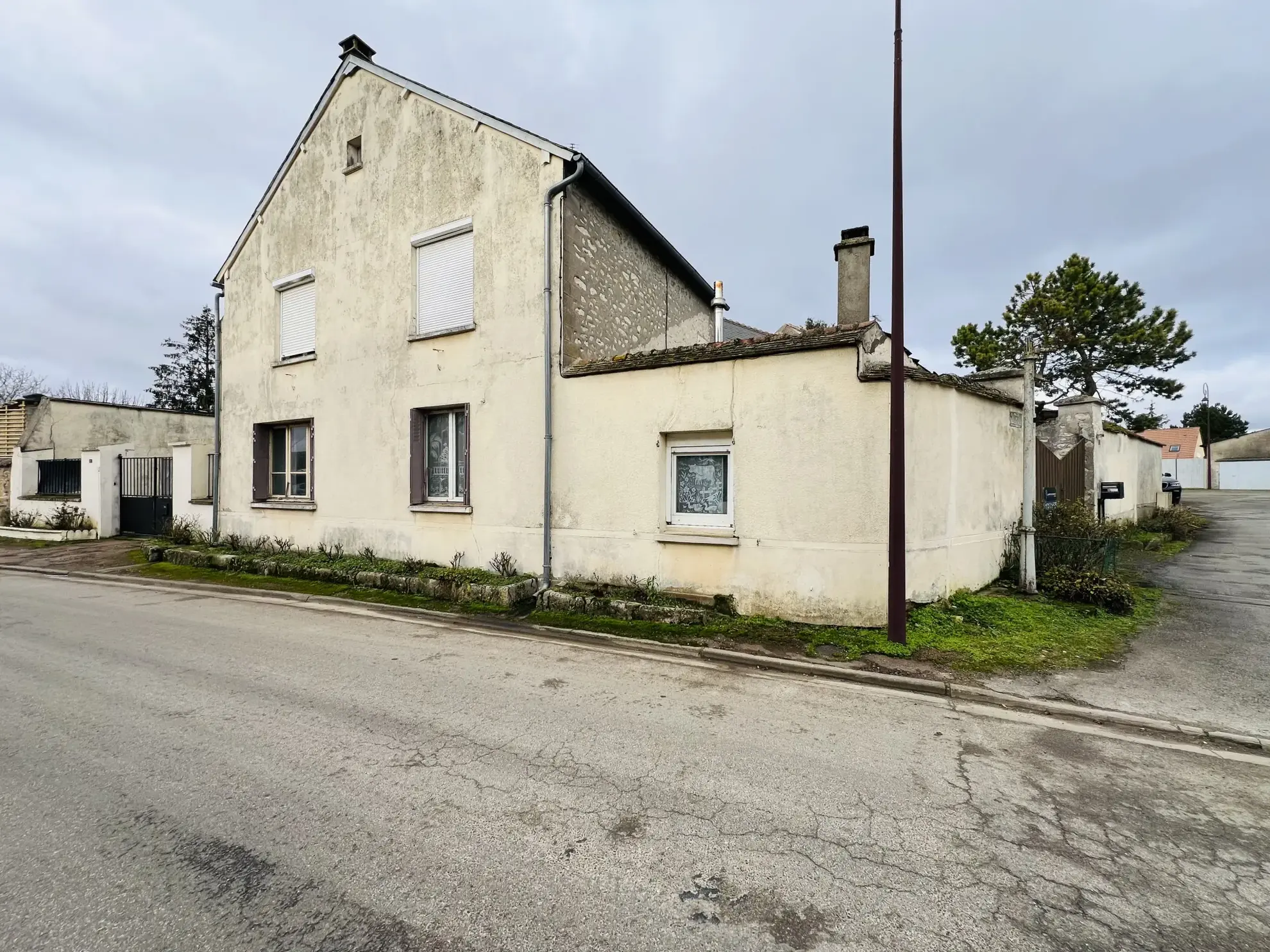 Maison à rénover à Auneau de 89 m² avec cour et grange