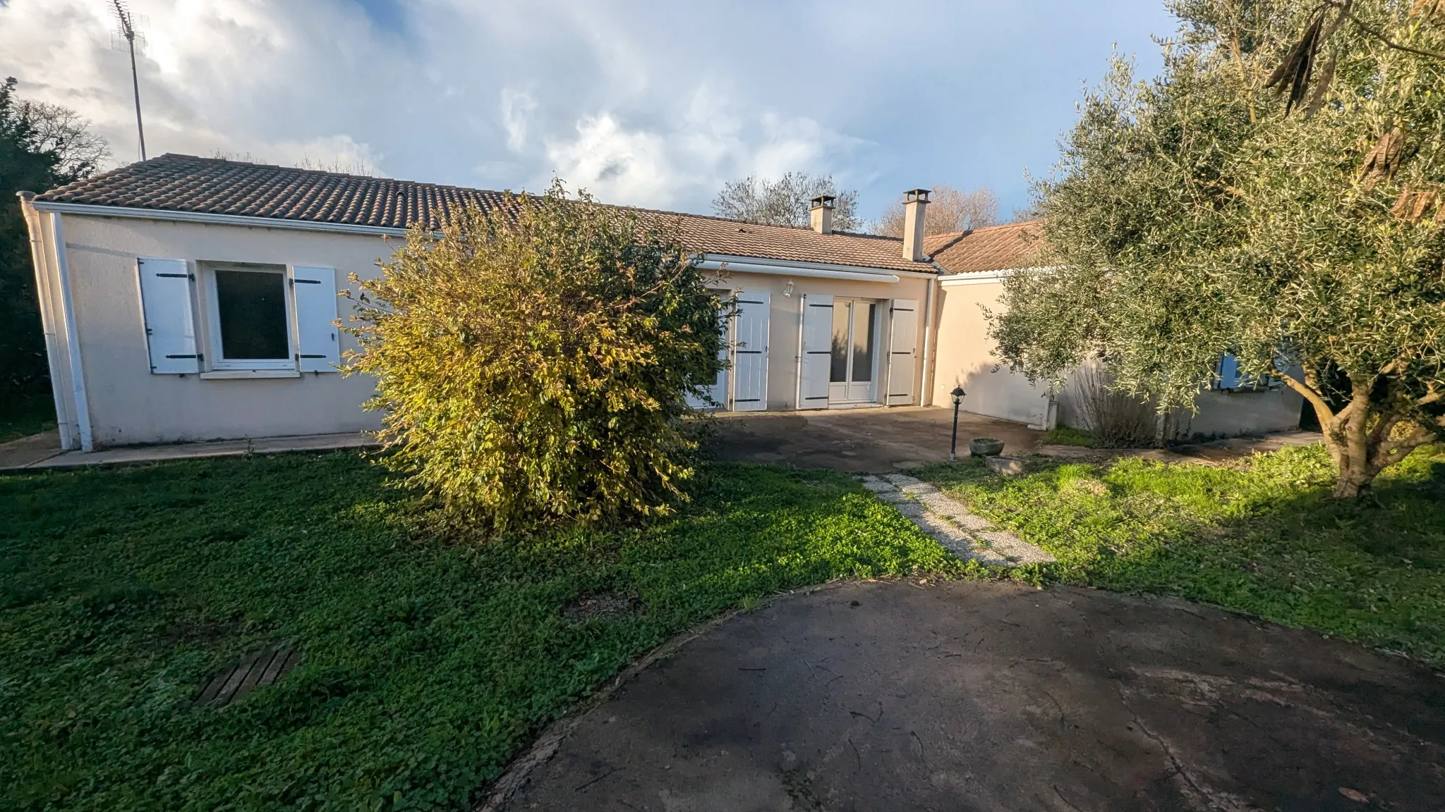Maison de plain-pied à Amuré avec 4 chambres, terrasse et jardin clos