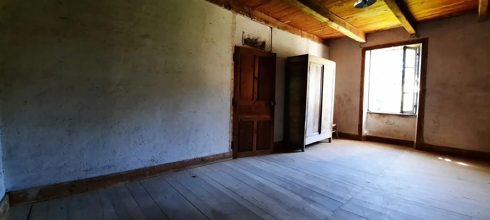 Maison en pierre à rénover avec dépendances sur un domaine boisé de 7,5 hectares à Montsalvy 