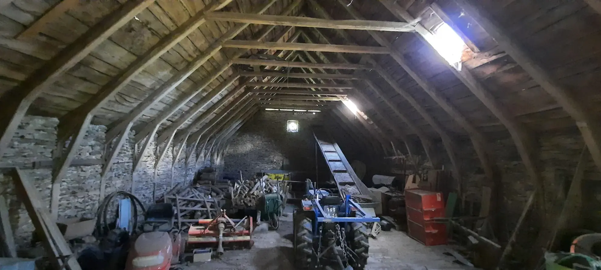 Maison en pierre à rénover avec dépendances sur un domaine boisé de 7,5 hectares à Montsalvy 