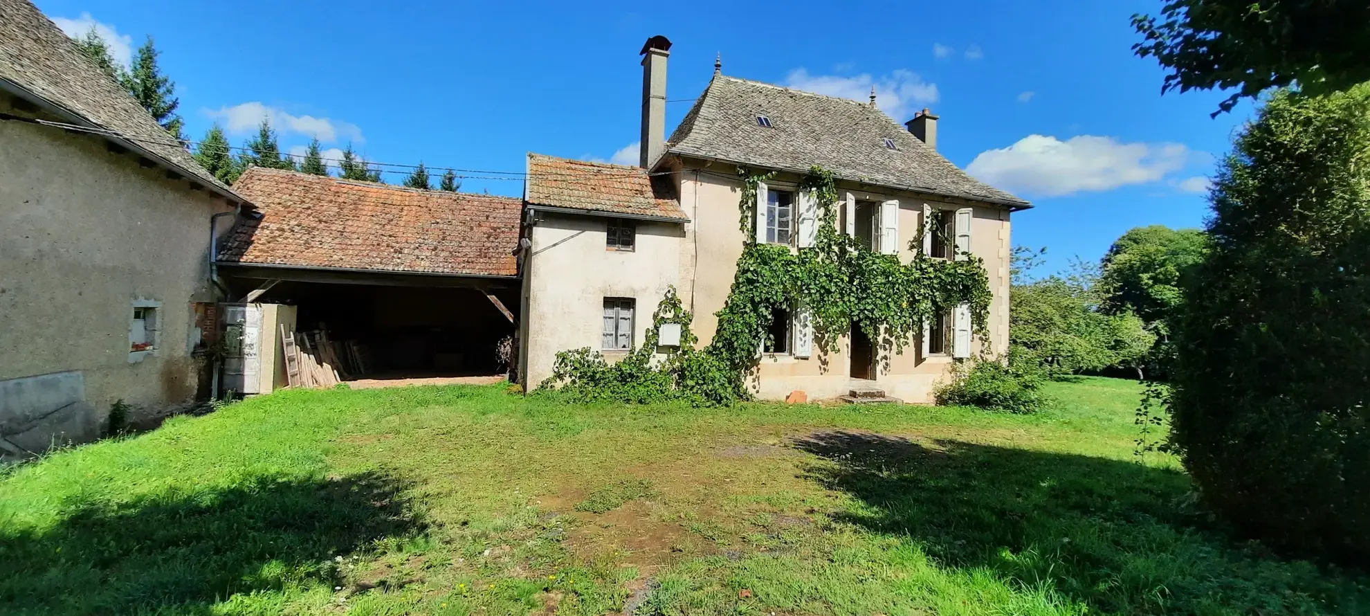 Maison en pierre à rénover avec dépendances sur un domaine boisé de 7,5 hectares à Montsalvy 