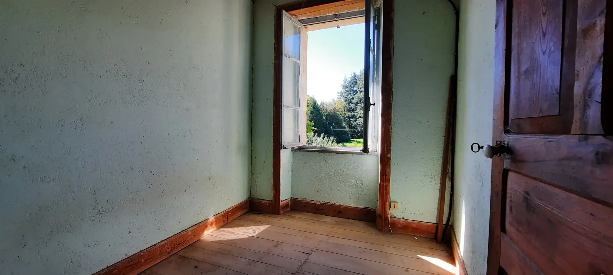 Maison en pierre à rénover avec dépendances sur un domaine boisé de 7,5 hectares à Montsalvy 