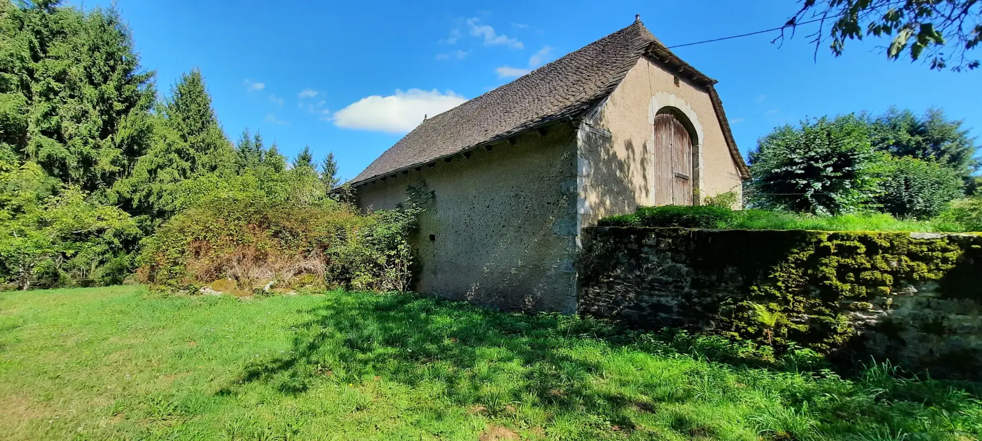 Maison en pierre à rénover avec dépendances sur un domaine boisé de 7,5 hectares à Montsalvy 