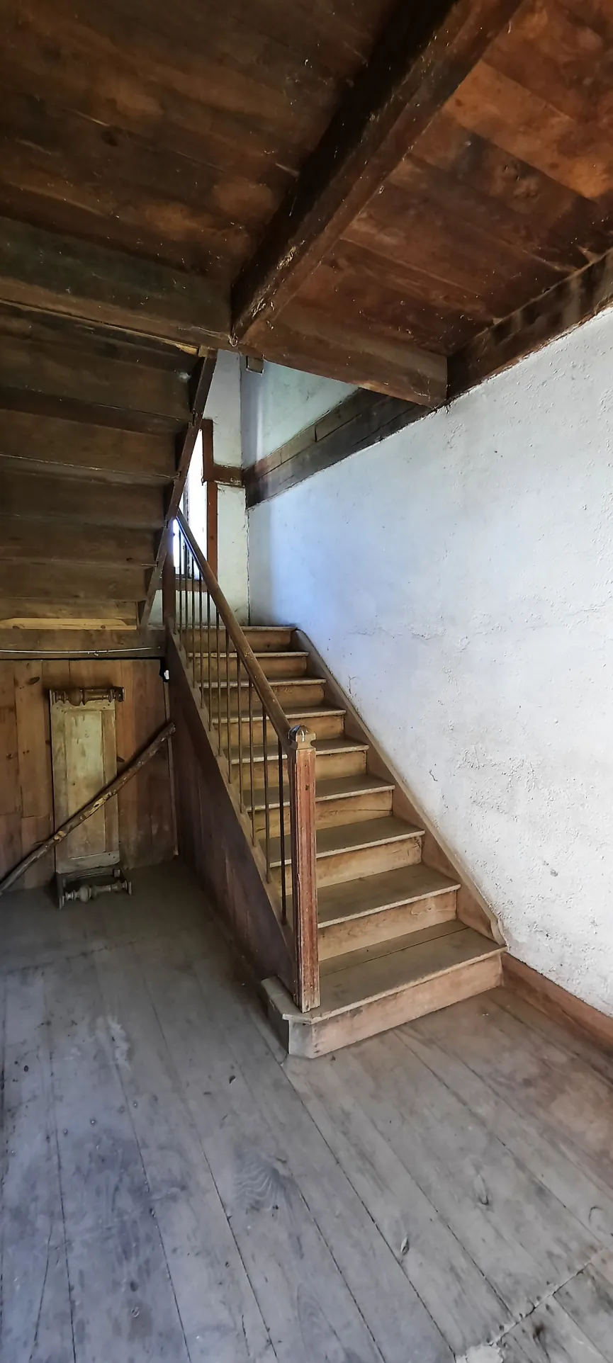 Maison en pierre à rénover avec dépendances sur un domaine boisé de 7,5 hectares à Montsalvy 