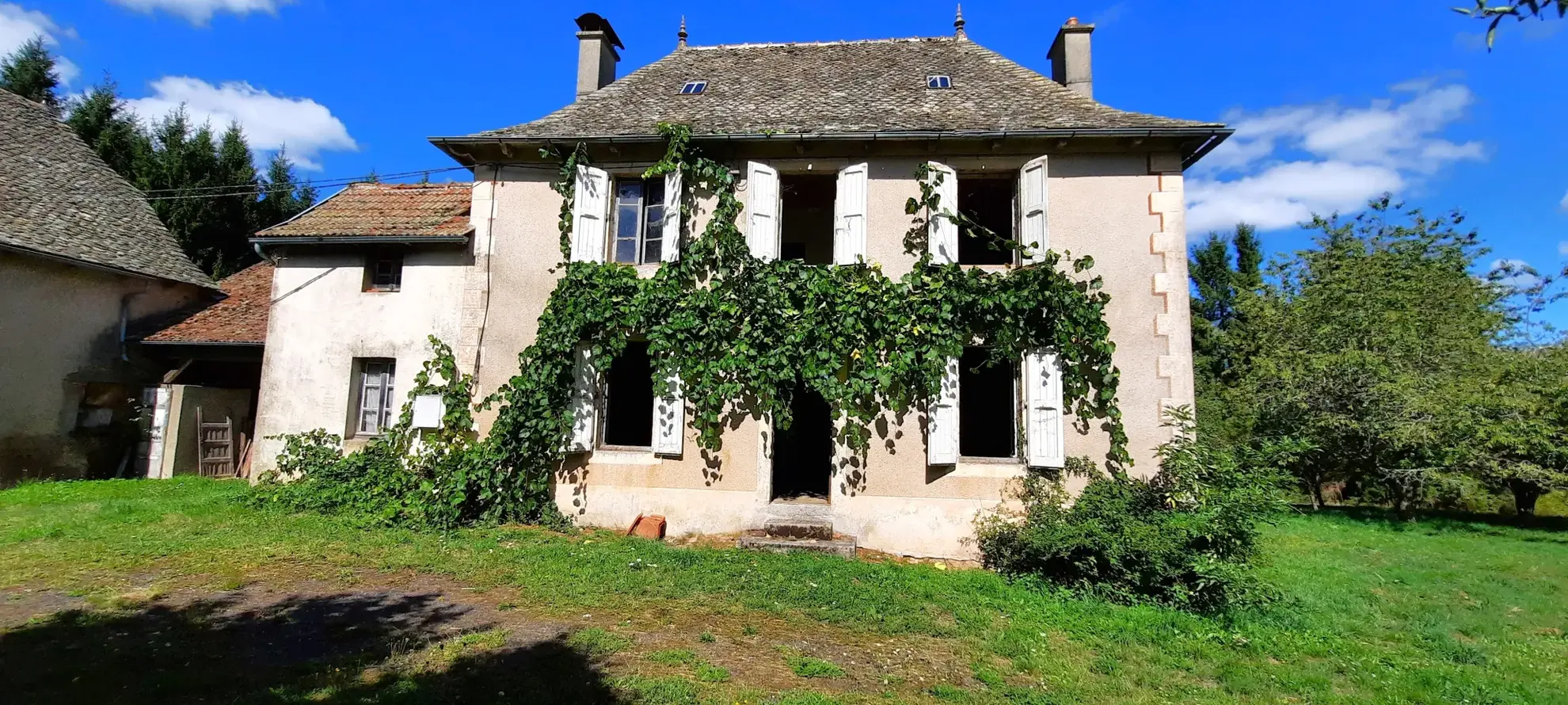 Maison en pierre à rénover avec dépendances sur un domaine boisé de 7,5 hectares à Montsalvy 