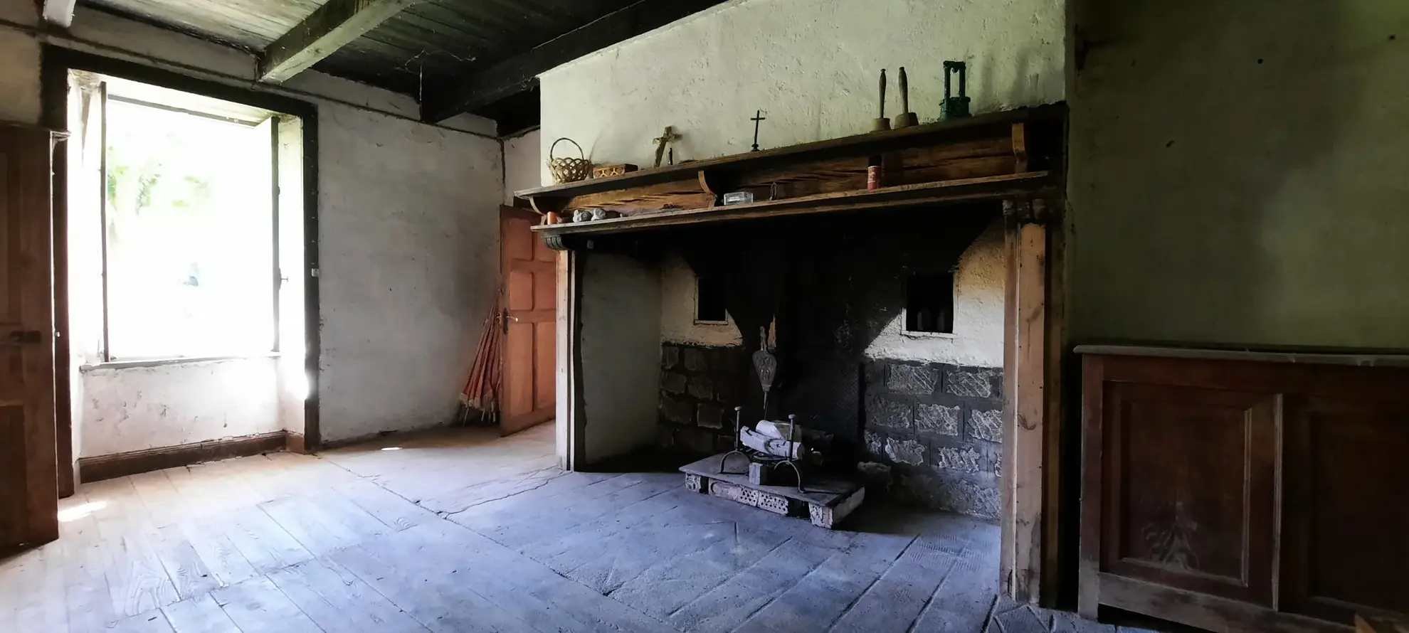 Maison en pierre à rénover avec dépendances sur un domaine boisé de 7,5 hectares à Montsalvy 