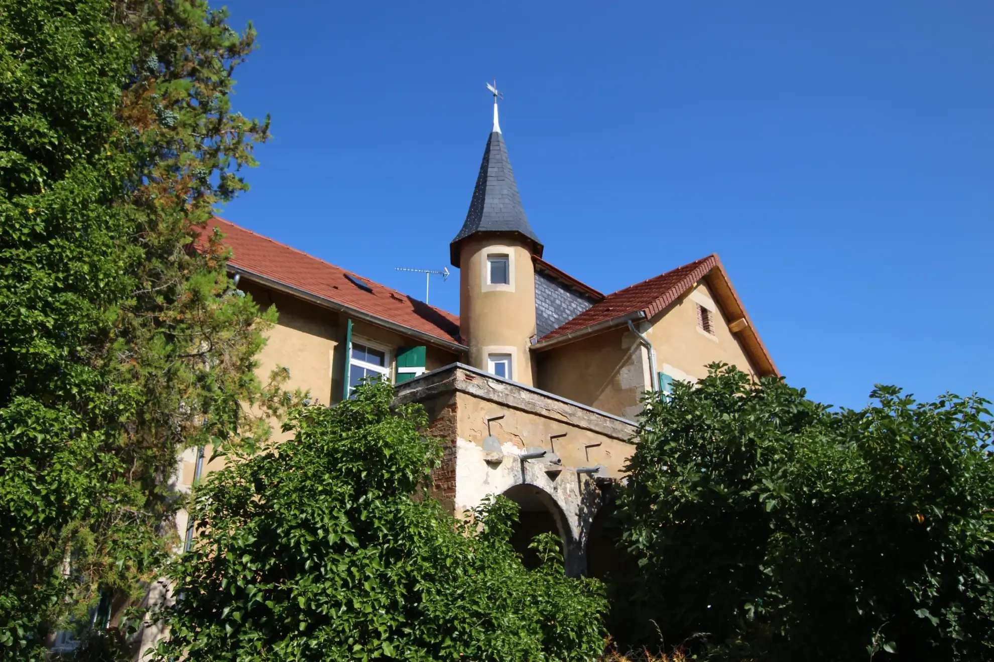 Propriété de caractère en pisé à 8 km de Vichy avec terrain et patrimoine classé