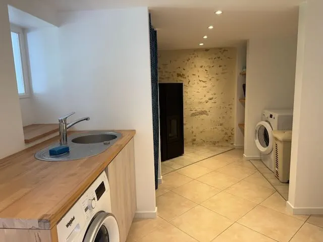 Maison rénovée avec 4 chambres, piscine et terrain clos à Thire 