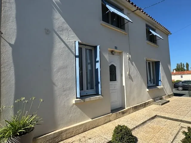 Maison rénovée avec 4 chambres, piscine et terrain clos à Thire 