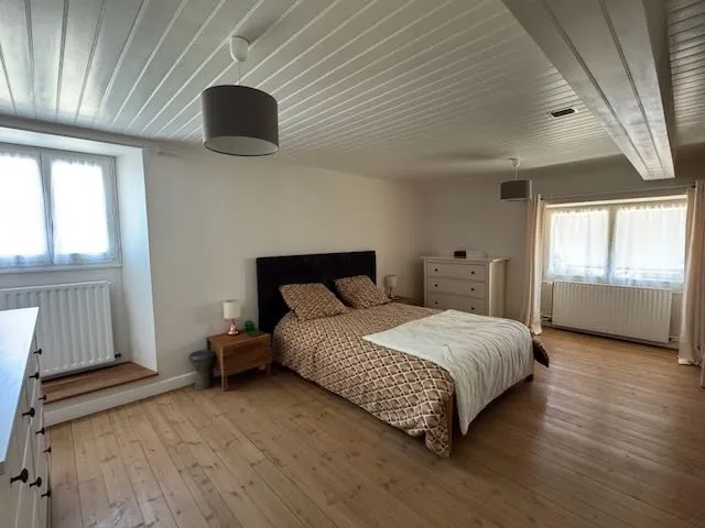 Maison rénovée avec 4 chambres, piscine et terrain clos à Thire 