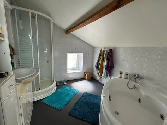 Maison rénovée avec 4 chambres, piscine et terrain clos à Thire 