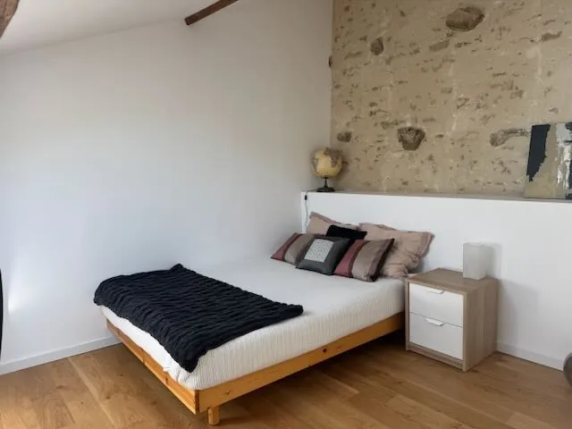 Maison rénovée avec 4 chambres, piscine et terrain clos à Thire 