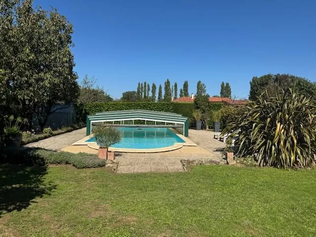 Maison rénovée avec 4 chambres, piscine et terrain clos à Thire 
