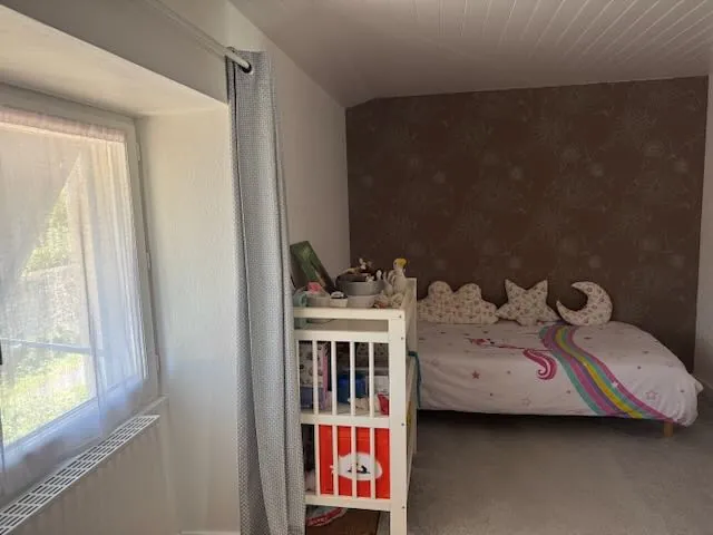 Maison rénovée avec 4 chambres, piscine et terrain clos à Thire 