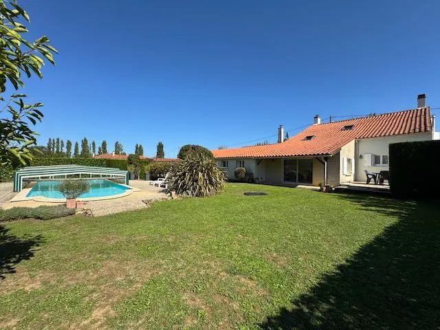 Maison rénovée avec 4 chambres, piscine et terrain clos à Thire 