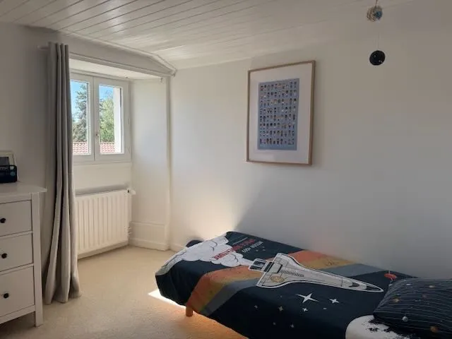 Maison rénovée avec 4 chambres, piscine et terrain clos à Thire 