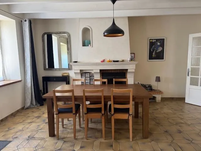 Maison rénovée avec 4 chambres, piscine et terrain clos à Thire 