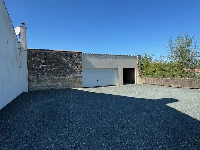 Maison rénovée avec 4 chambres, piscine et terrain clos à Thire 
