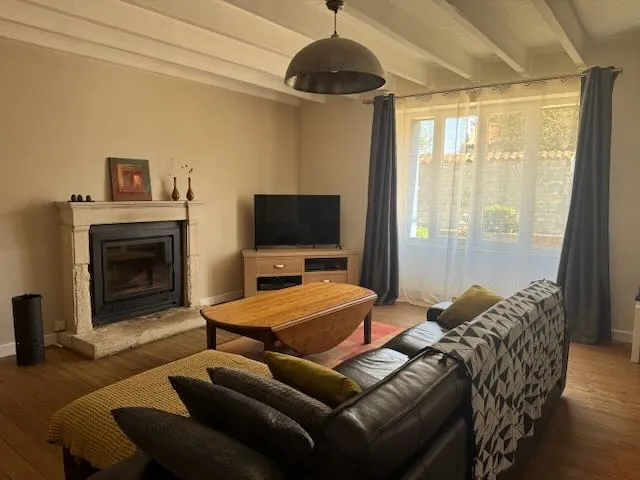 Maison rénovée avec 4 chambres, piscine et terrain clos à Thire 