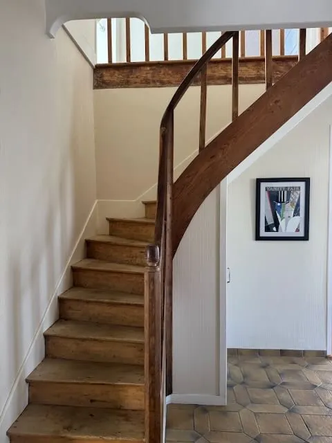 Maison rénovée avec 4 chambres, piscine et terrain clos à Thire 