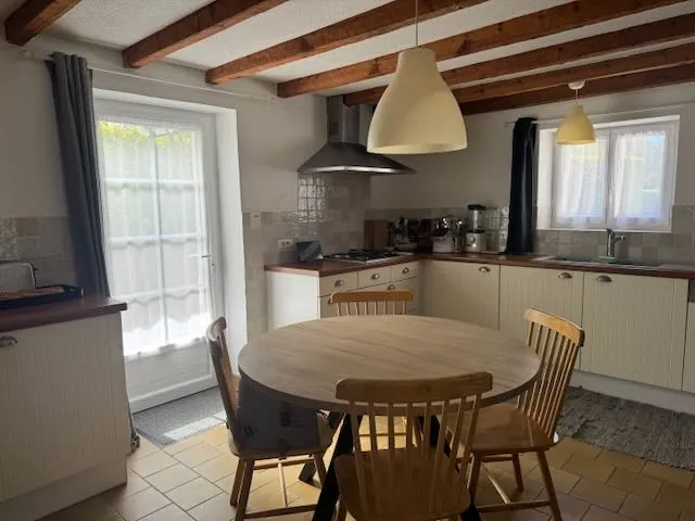 Maison rénovée avec 4 chambres, piscine et terrain clos à Thire 