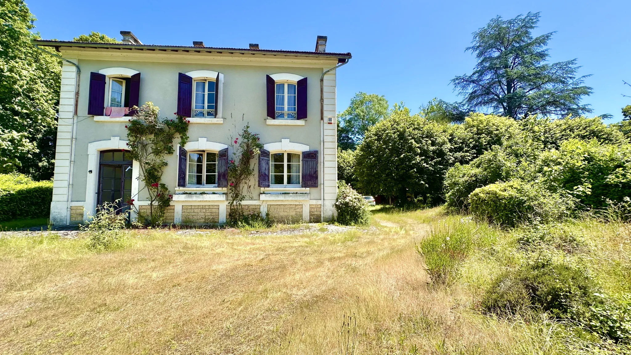 Maison ancienne réhabilitée à Riberac avec deux logements et grand terrain piscinable