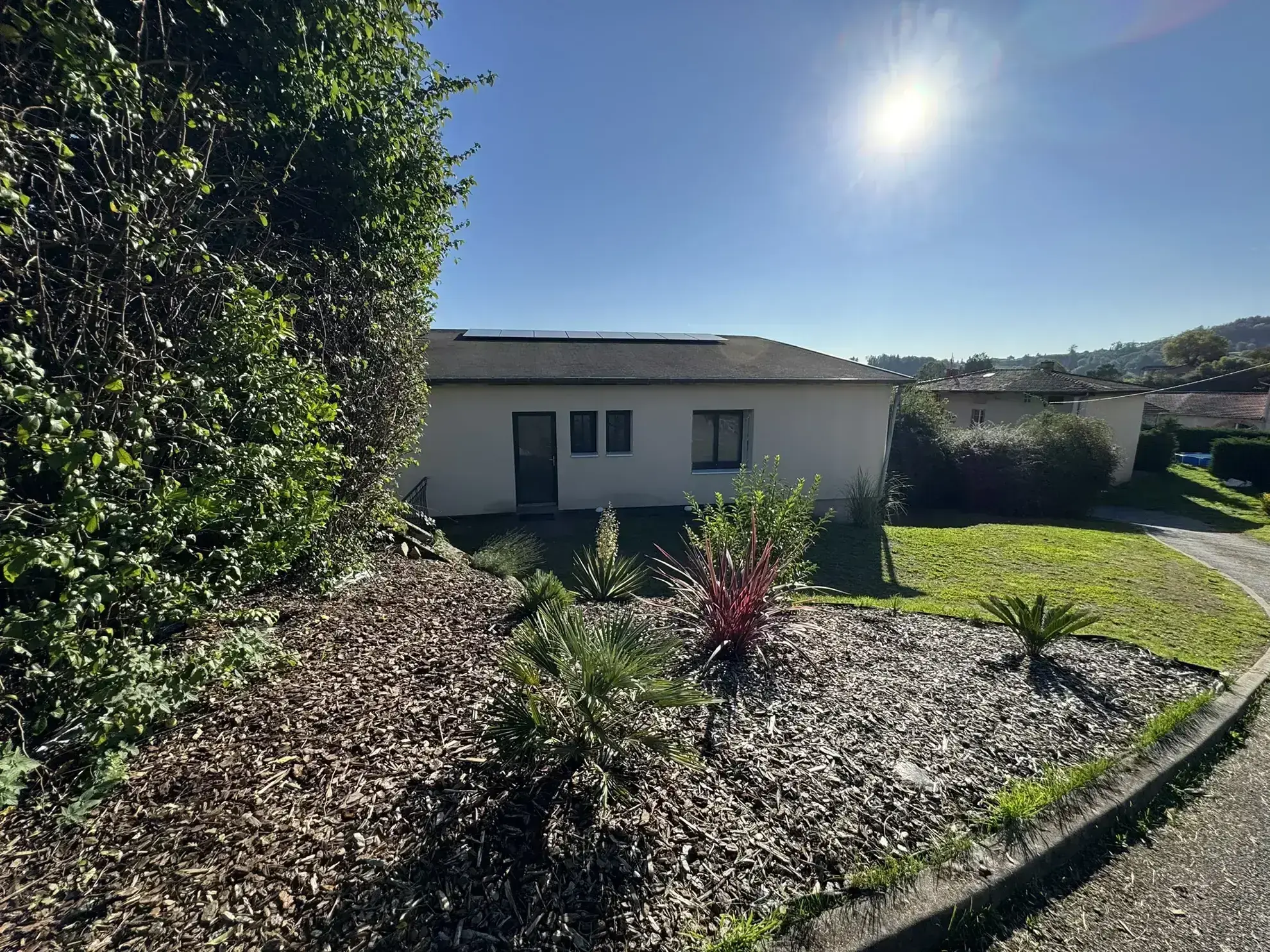 Maison récente avec 3 chambres, garage et jardin à Cours la Ville