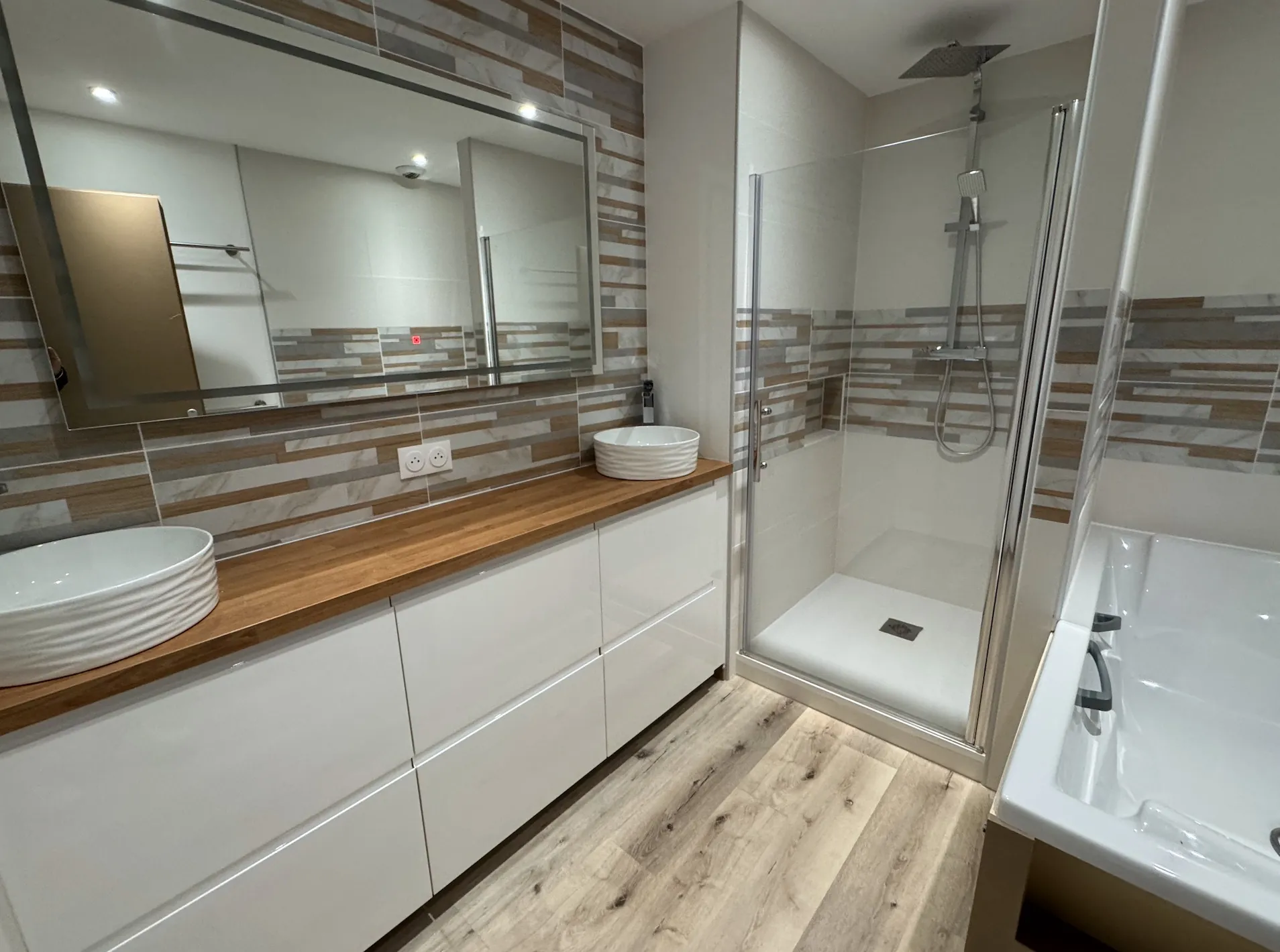 Bel appartement rénové de 90 m² avec terrasse, cave et parking à Fécamp 