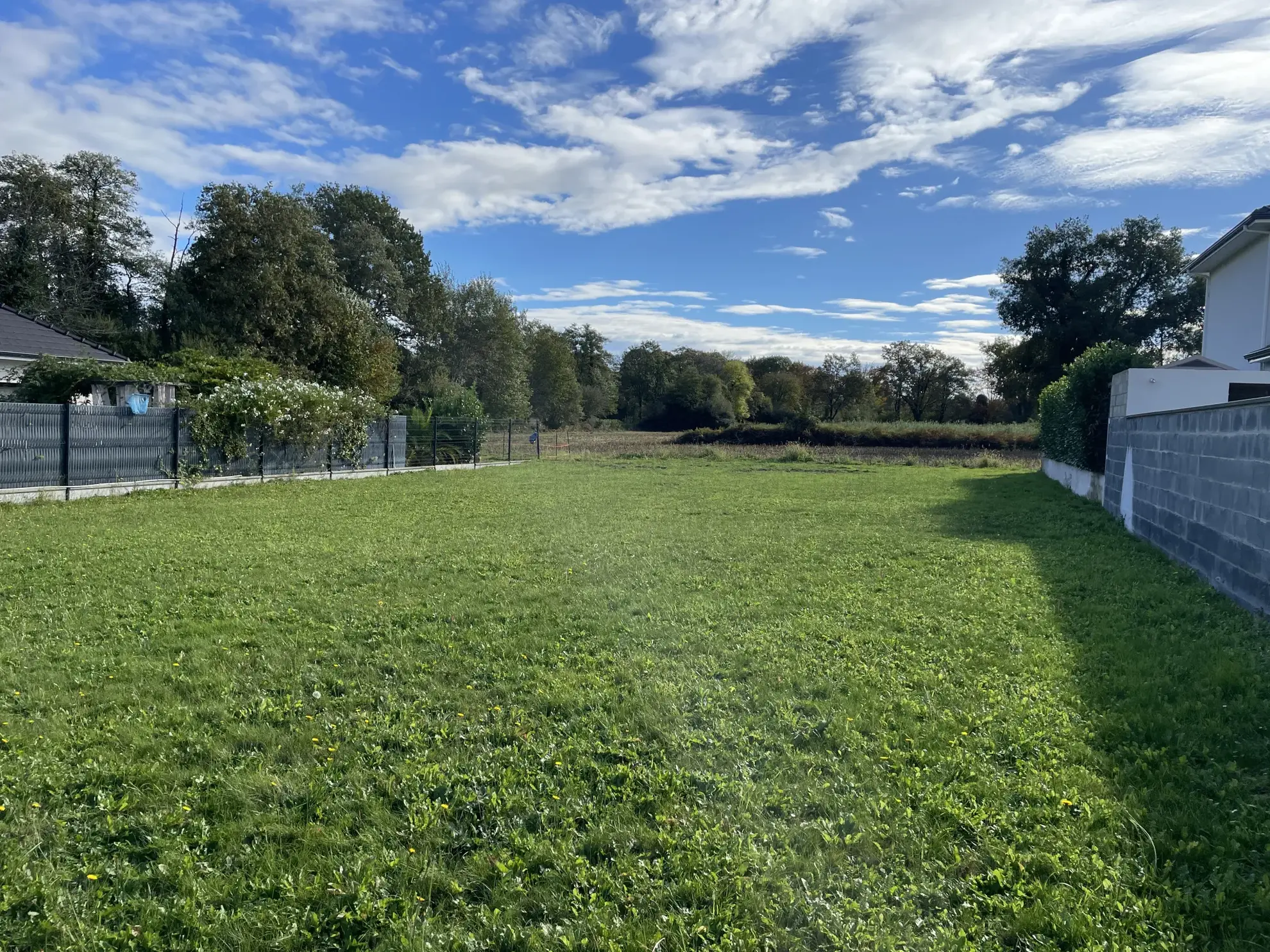 Terrain constructible de 823 m² à Idron, proche de Pau - Emplacement privilégié