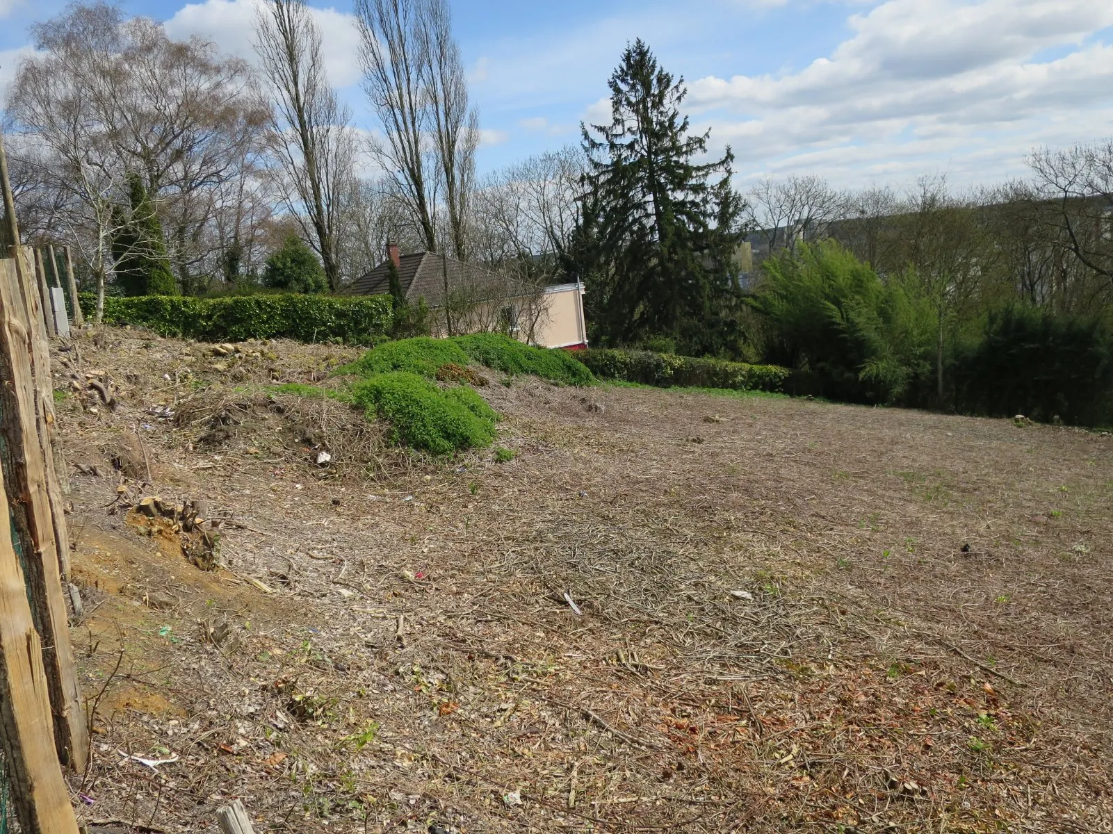Terrain constructible de 696 m² au Mans avec vue dégagée et proximité commerces