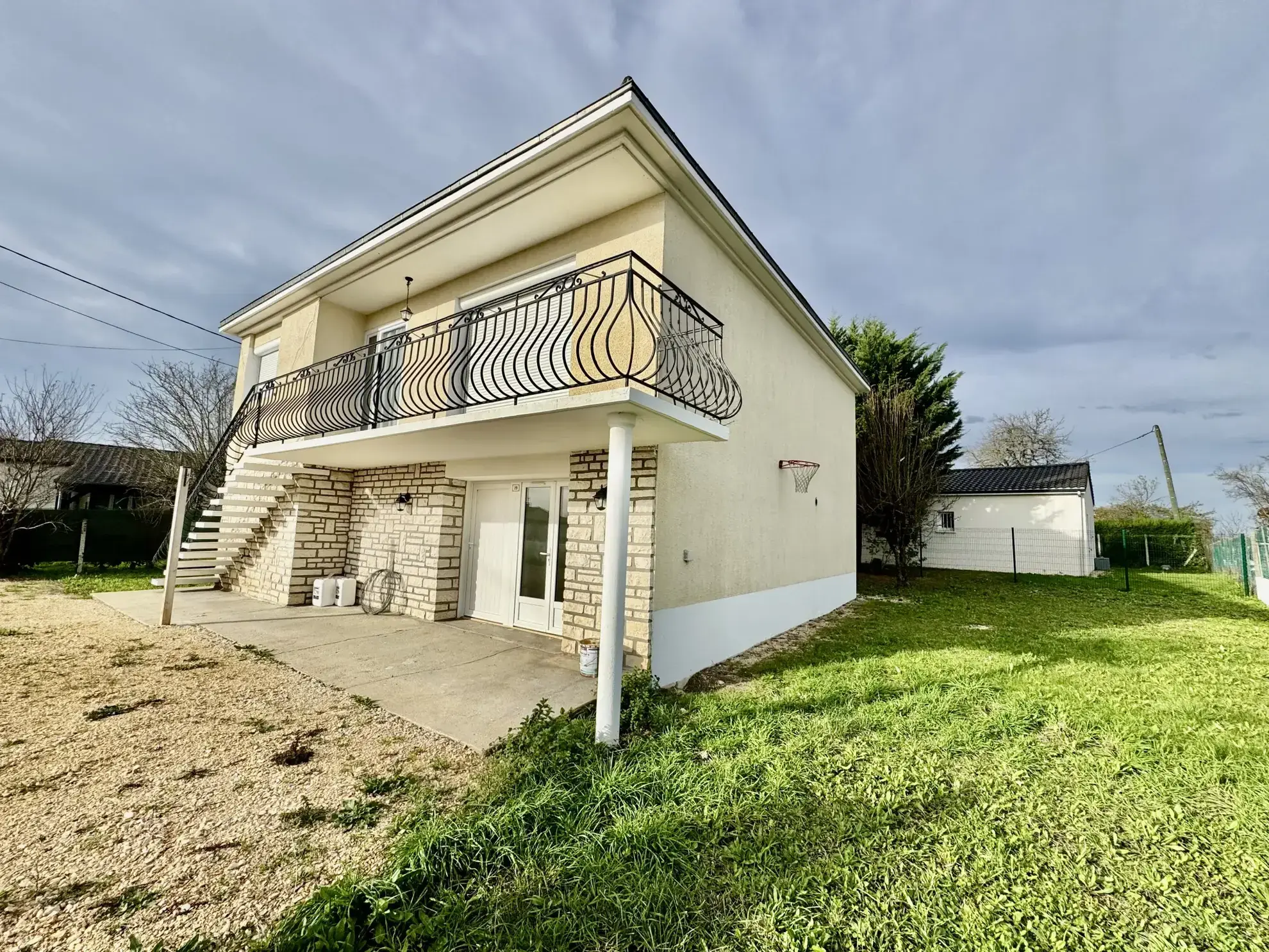 Belle maison d'environ 100 m² à Champcevinel avec jardin et garage