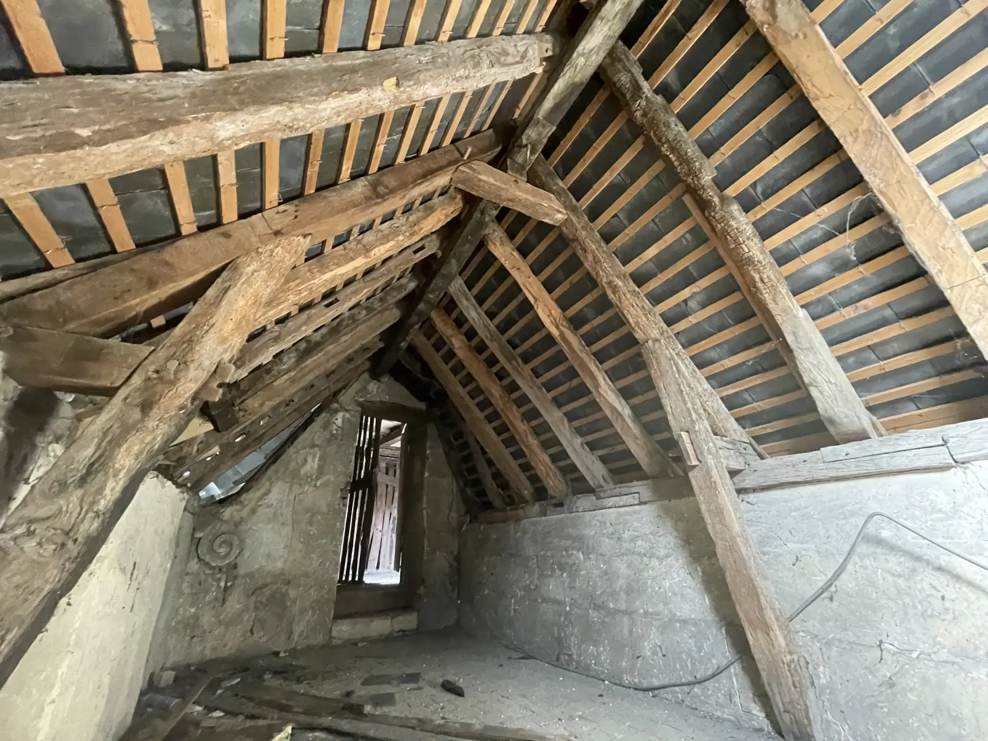 Immeuble ancien à rénover au centre-ville de Baugé – Opportunité d'investissement 