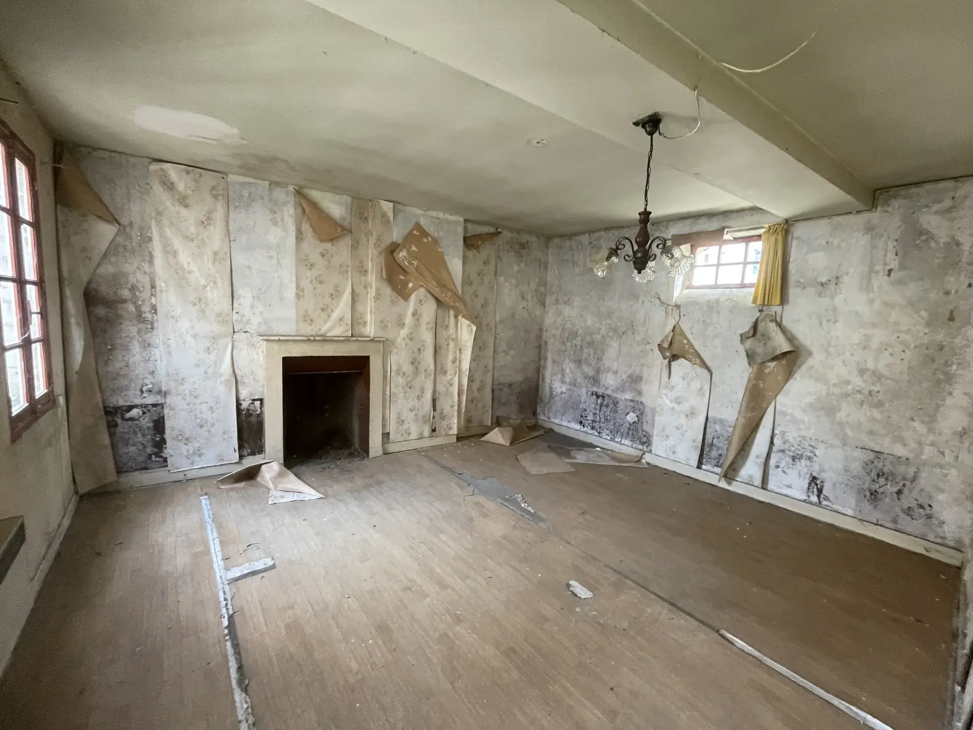 Immeuble ancien à rénover au centre-ville de Baugé – Opportunité d'investissement 